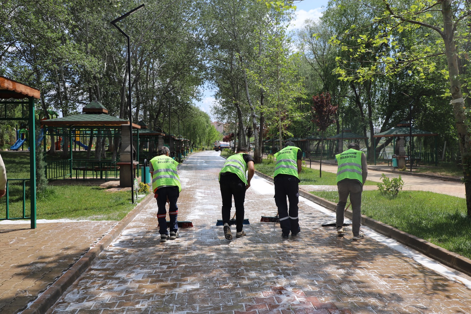 temizligin-en-guzel-haliyle-sahadayiz-daha-saglikli-daha-yasanabilir-bir-yahsihan-icin-durmadan-calisiyoruz