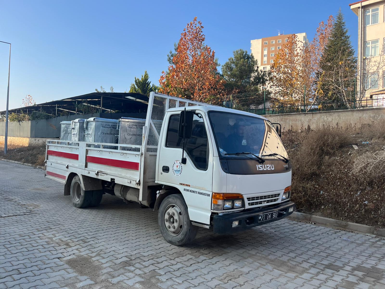 yenilenen-cop-konteynerlerimiz-yerlerini-almaya-devam-ediyor-2