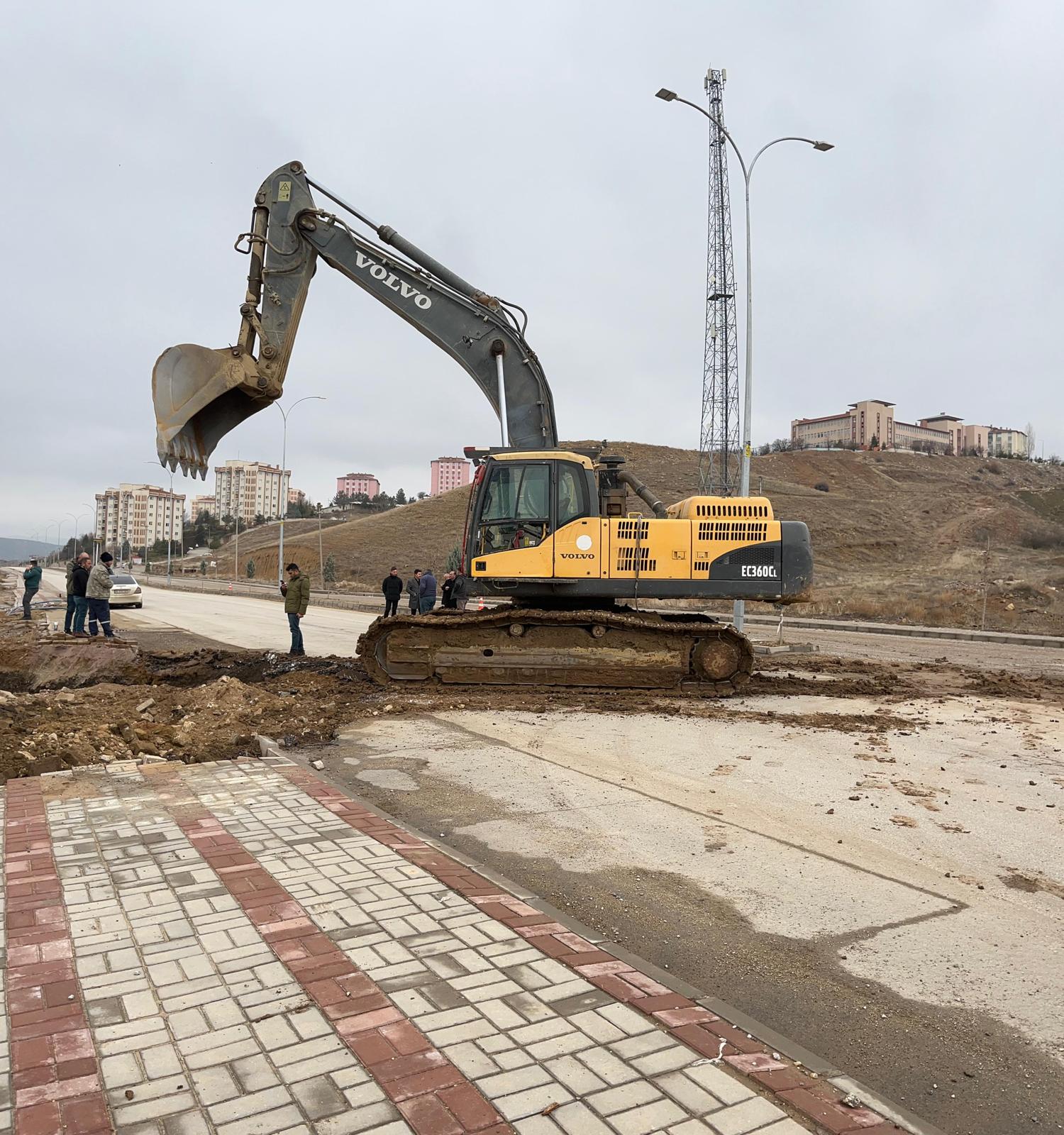 hoca-ahmet-yesevi-caddesinde-yol-onarim-ve-sellik-gideri-calismalari-devam-ediyor