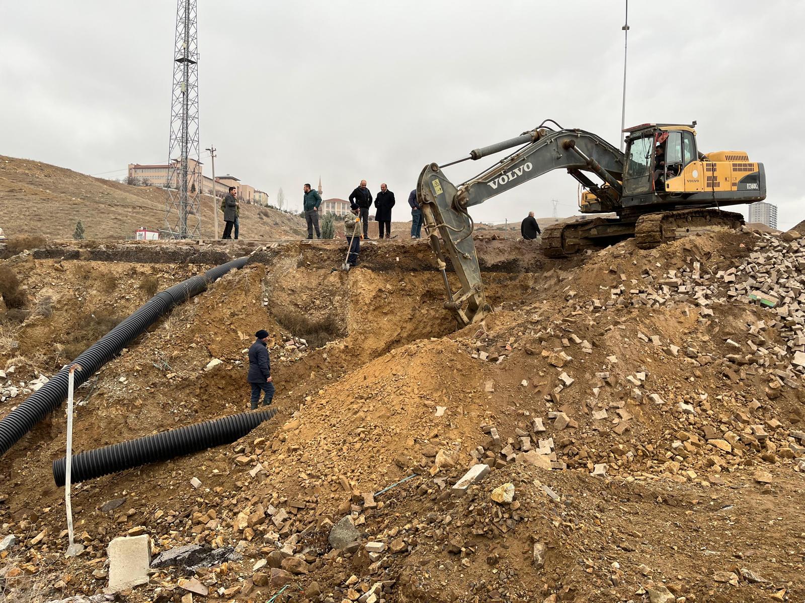 hoca-ahmet-yesevi-caddesinde-yol-onarim-ve-sellik-gideri-calismalari-devam-ediyor