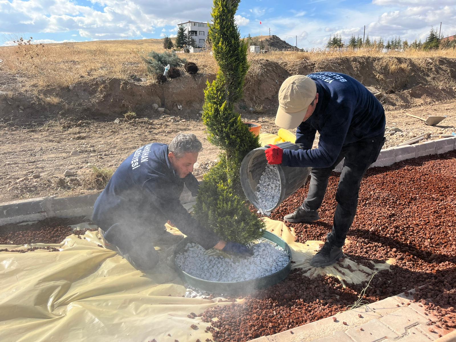 park-ve-bahceler-mudurlugu-ekiplerimiz-orta-refuj-ve-peyzaj-calismalarini-surduruyor