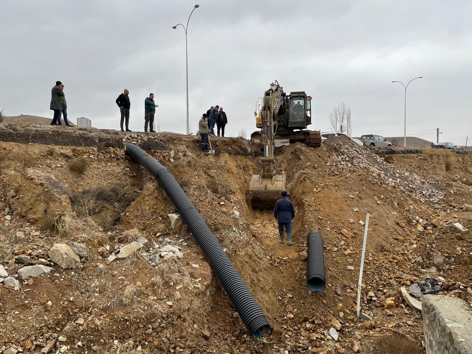 hoca-ahmet-yesevi-caddesinde-yol-onarim-ve-sellik-gideri-calismalari-devam-ediyor