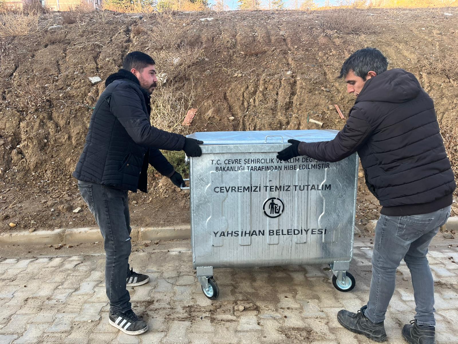 yenilenen-cop-konteynerlerimiz-yerlerini-almaya-devam-ediyor-2