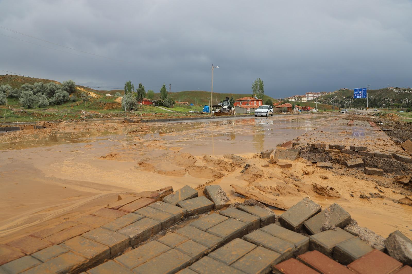 hoca-ahmet-yesevi-caddesinde-yol-onarim-ve-sellik-gideri-calismalari-devam-ediyor