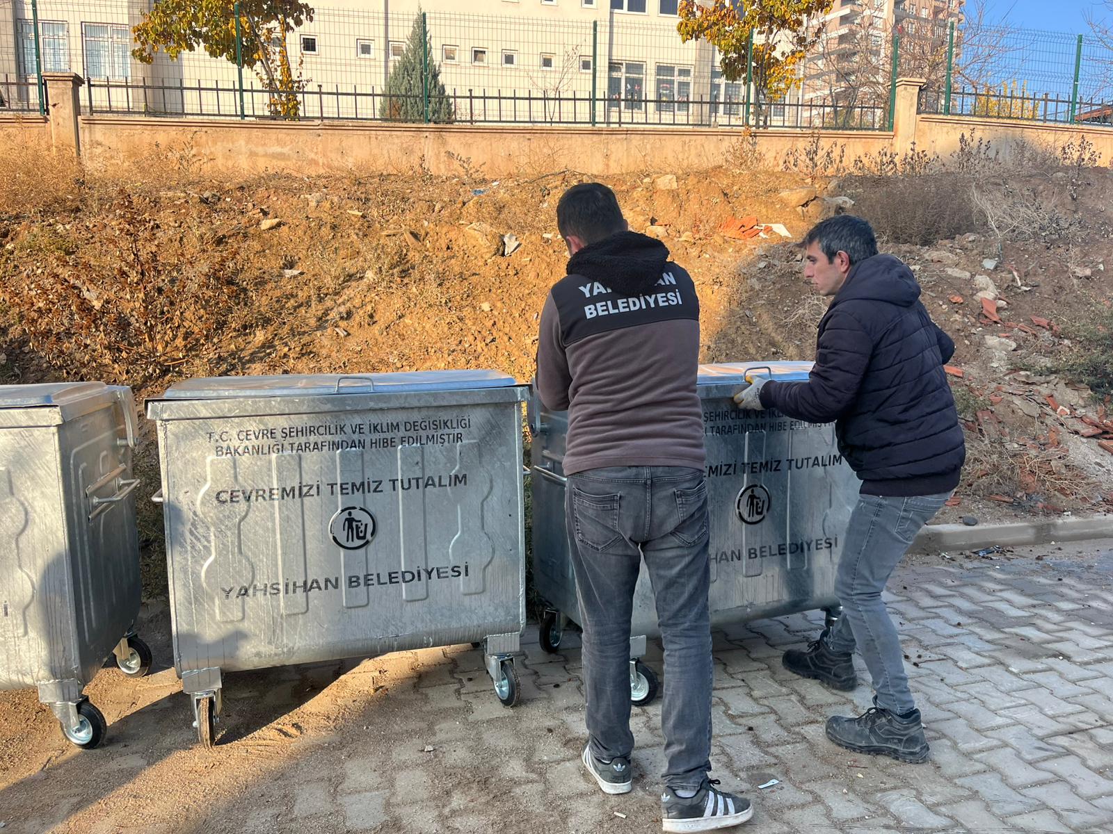 yenilenen-cop-konteynerlerimiz-yerlerini-almaya-devam-ediyor-2