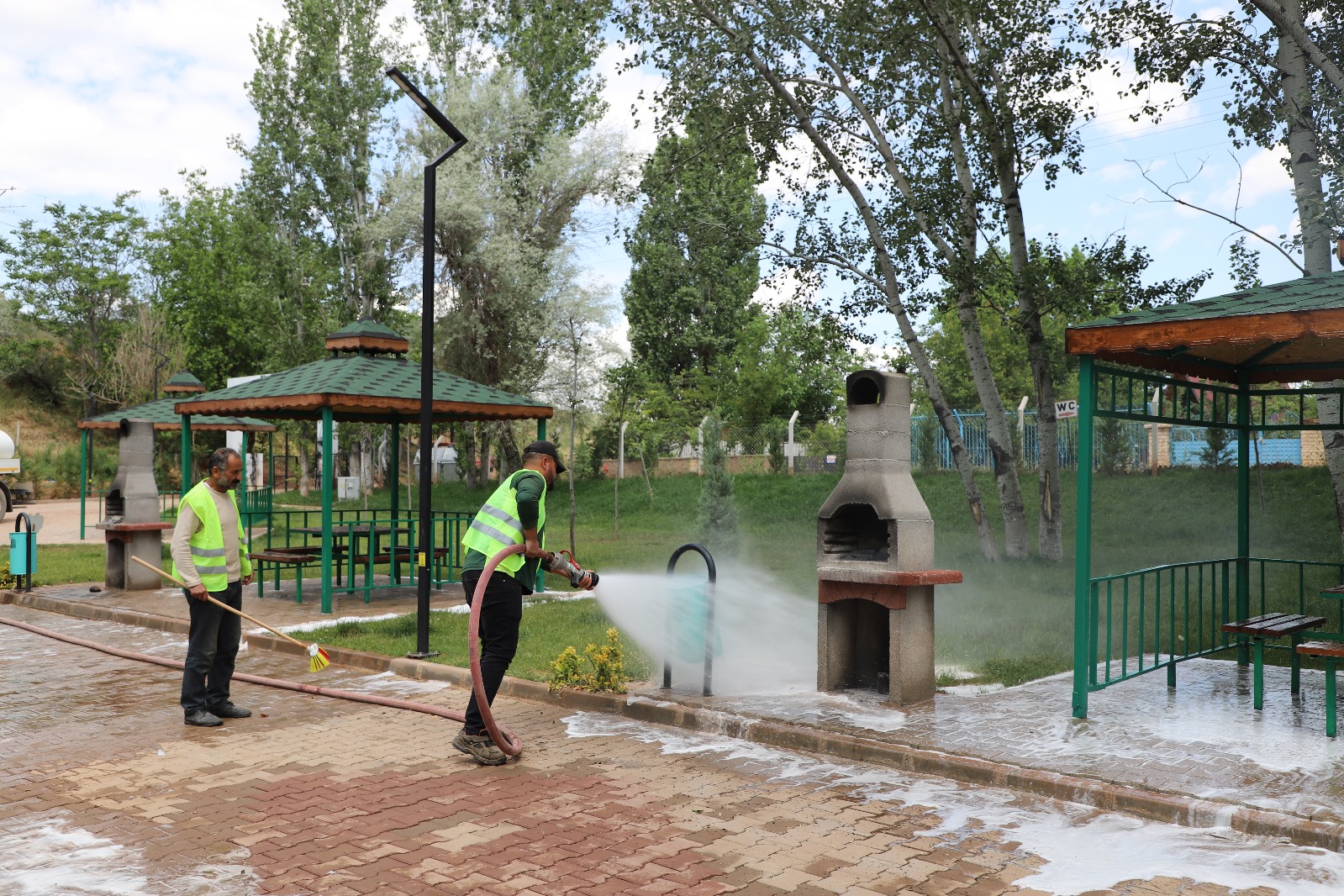 temizligin-en-guzel-haliyle-sahadayiz-daha-saglikli-daha-yasanabilir-bir-yahsihan-icin-durmadan-calisiyoruz