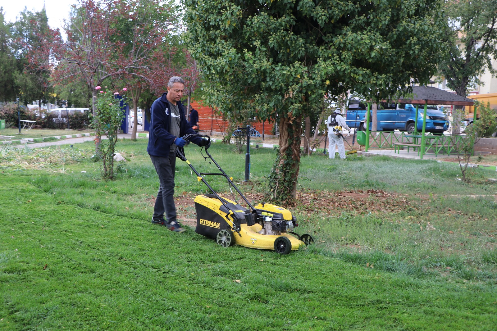 park-ve-bahceler-mudurlugu-ekiplerimiz-cim-bicme-calismalarini-surduruyor