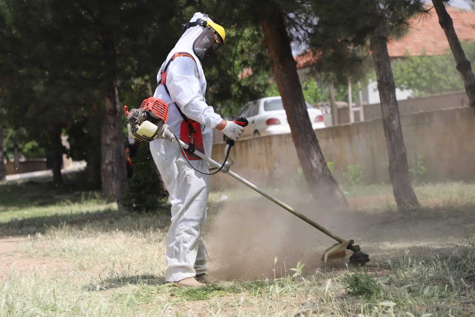ilcemizde-yabani-ot-bicme-calismalarimiz-suruyor