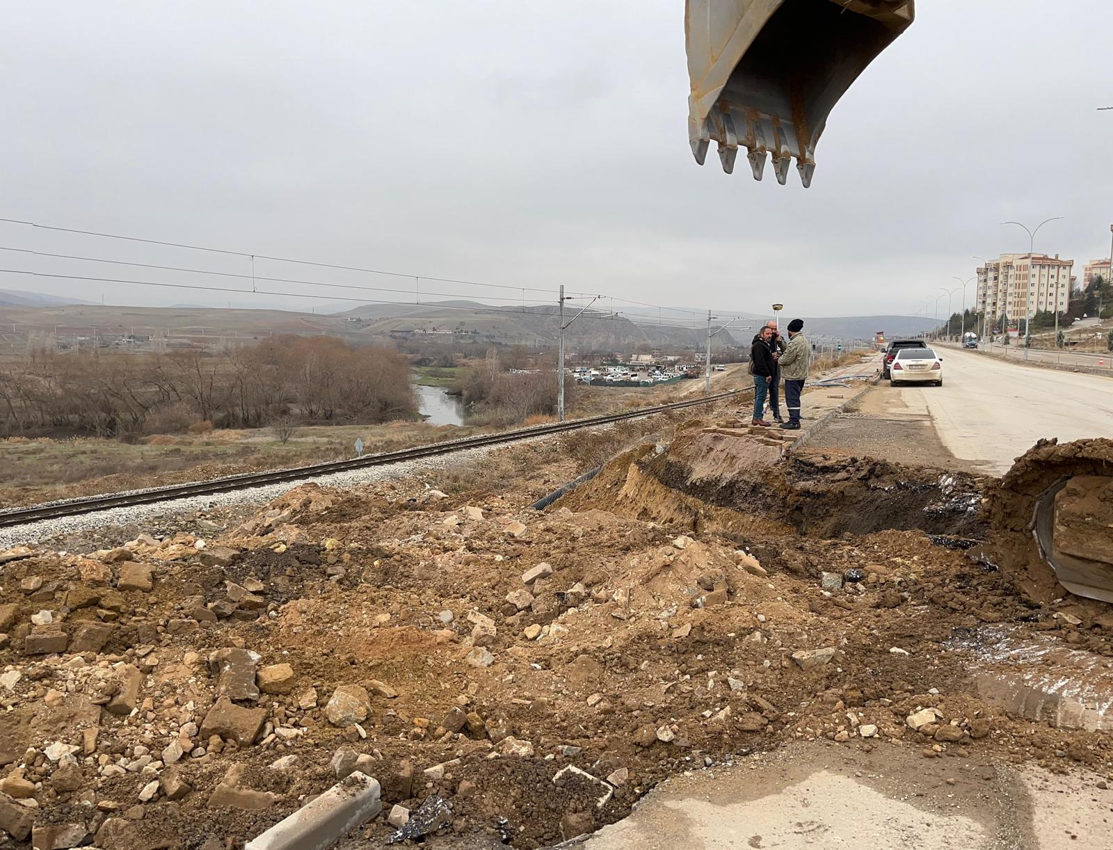 hoca-ahmet-yesevi-caddesinde-yol-onarim-ve-sellik-gideri-calismalari-devam-ediyor