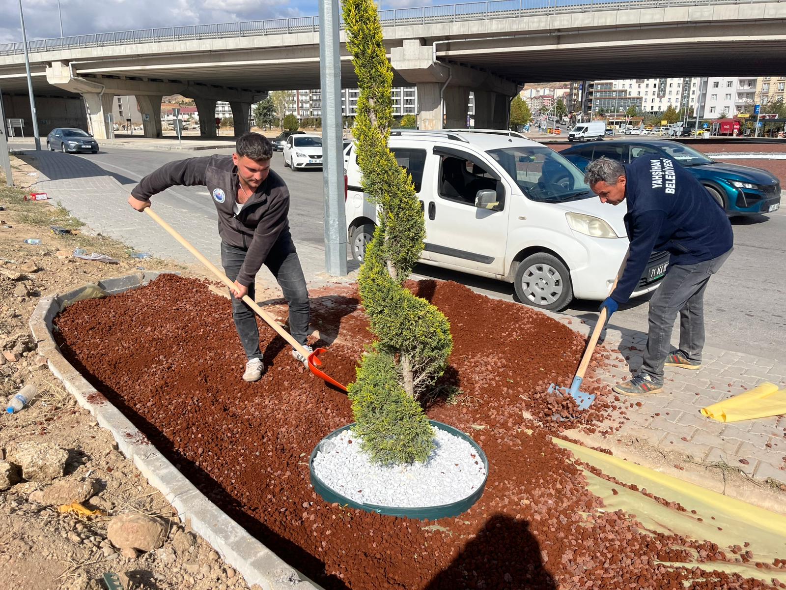 park-ve-bahceler-mudurlugu-ekiplerimiz-orta-refuj-ve-peyzaj-calismalarini-surduruyor
