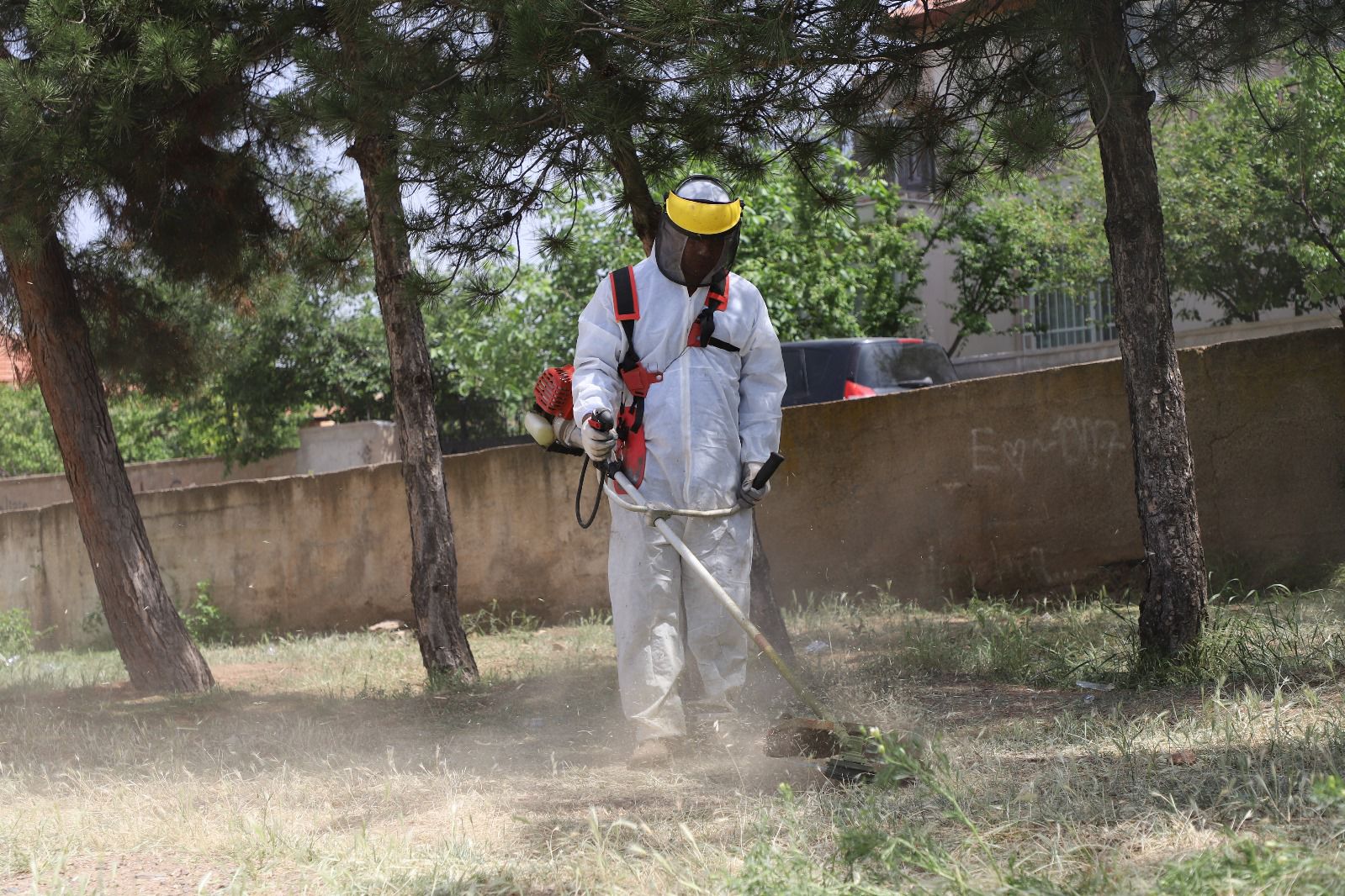 ilcemizde-yabani-ot-bicme-calismalarimiz-suruyor