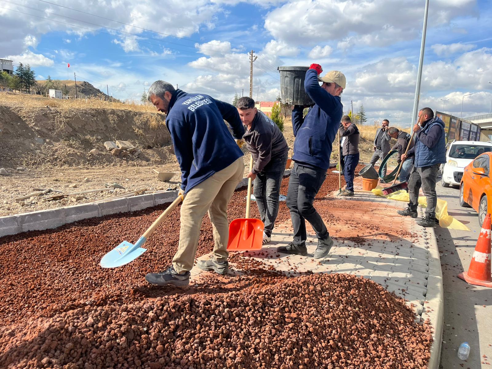 park-ve-bahceler-mudurlugu-ekiplerimiz-orta-refuj-ve-peyzaj-calismalarini-surduruyor