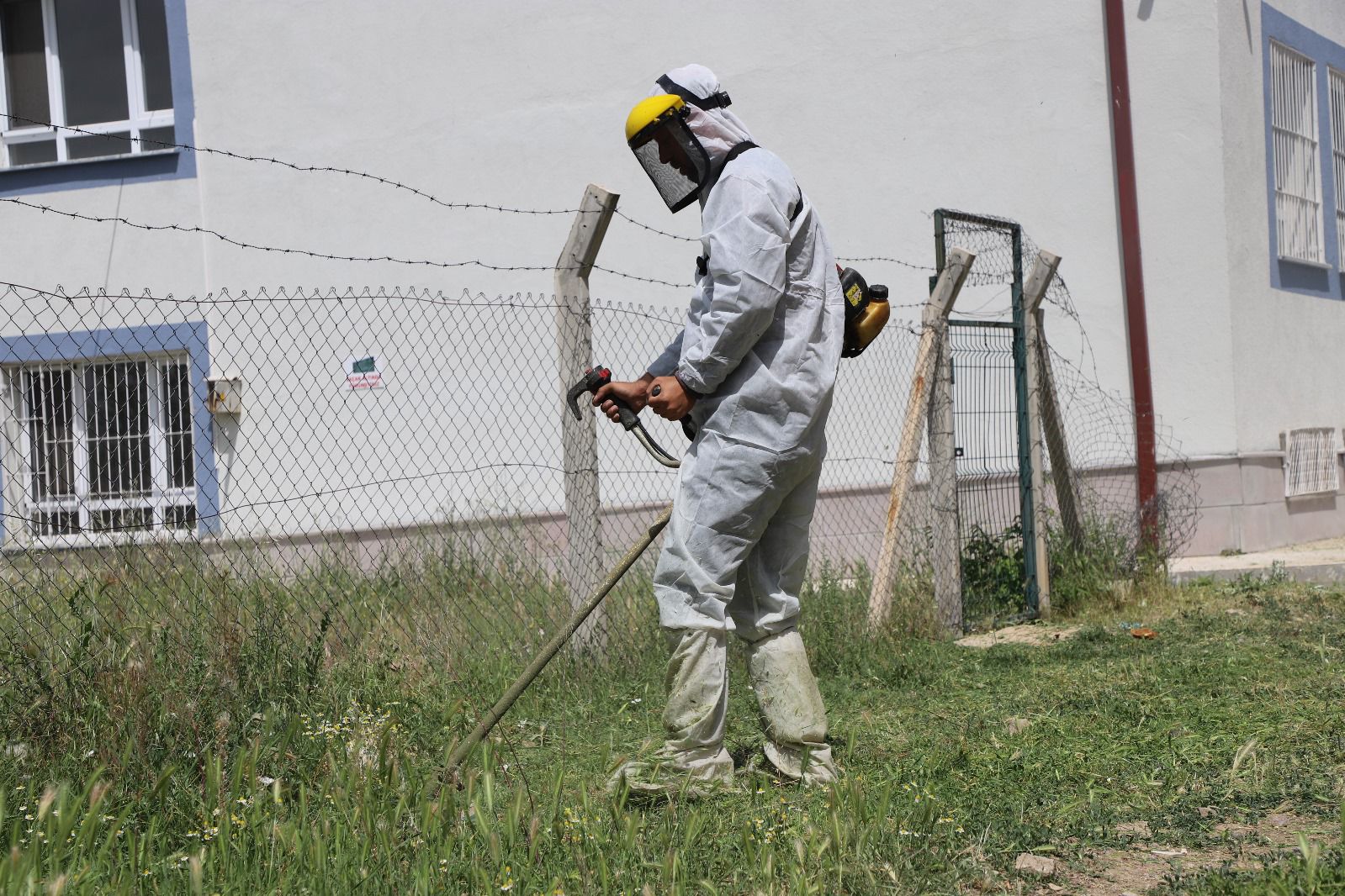 ilcemizde-yabani-ot-bicme-calismalarimiz-suruyor