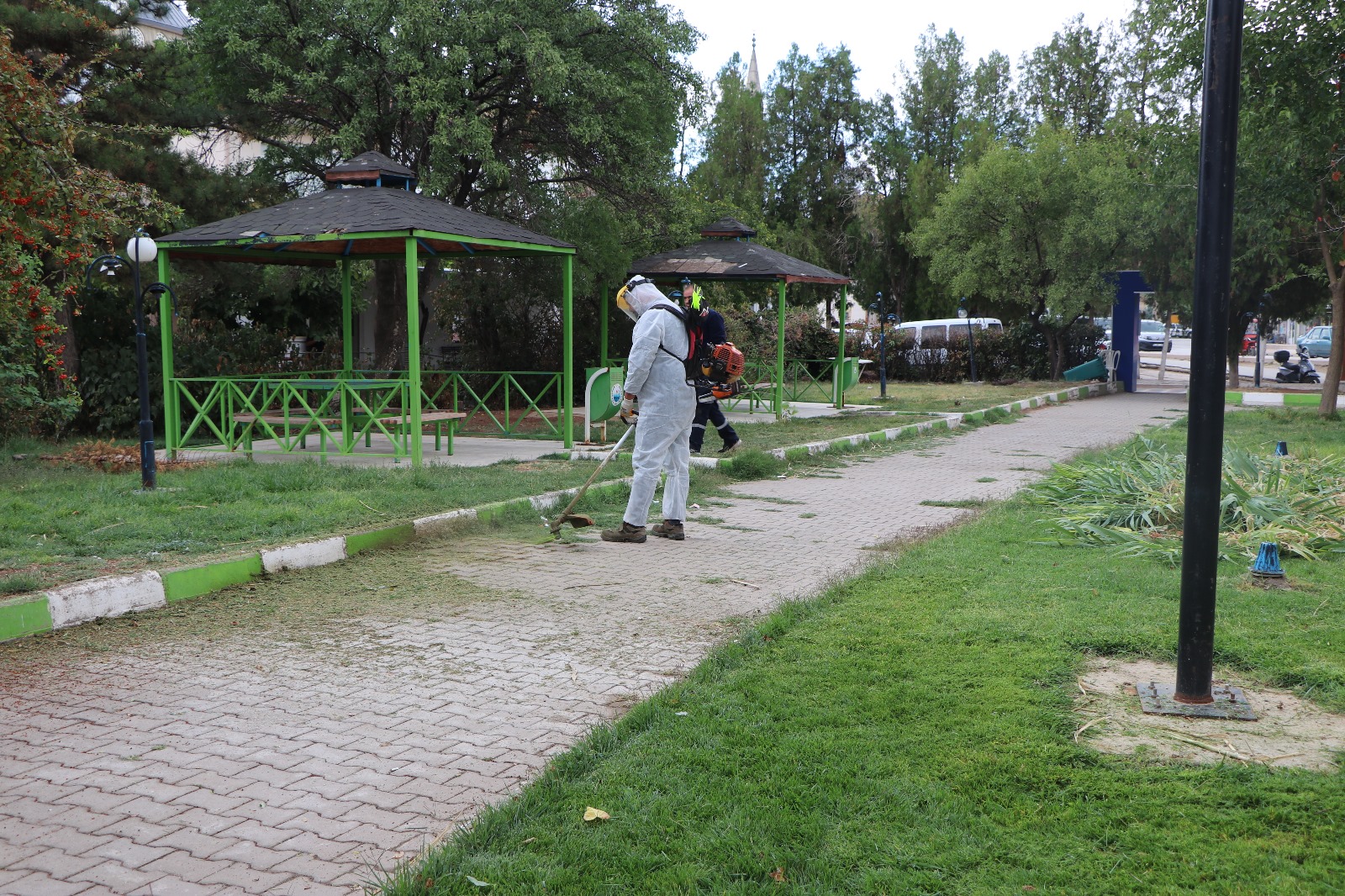 park-ve-bahceler-mudurlugu-ekiplerimiz-cim-bicme-calismalarini-surduruyor