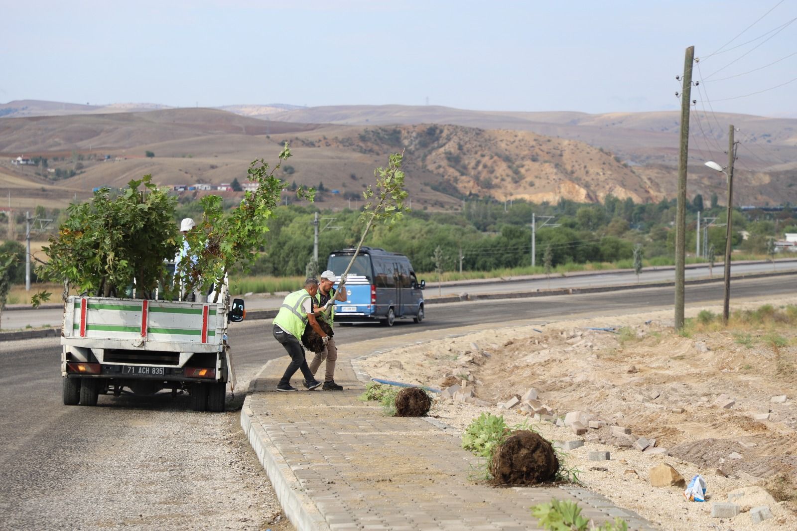 İLÇEMİZİ YEŞİLLENDİRİYORUZ