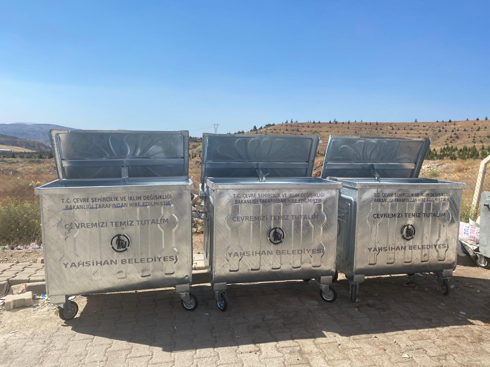 YENİLENEN ÇÖP KONTEYNERLERİMİZ YERLERİNİ ALMAYA DEVAM EDİYOR